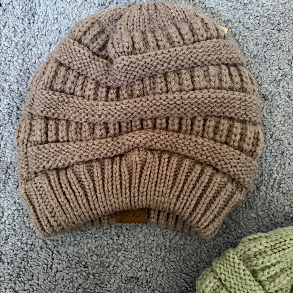 CC Exclusives 3 Piece Cable Knit Beanie Set - Picture 4 of 7